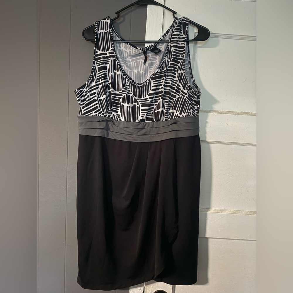 New Directions Black and White Geometric Midi Dress
